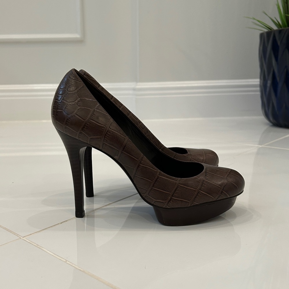 Tory Burch Brown Croc Embossed Leather Pumps